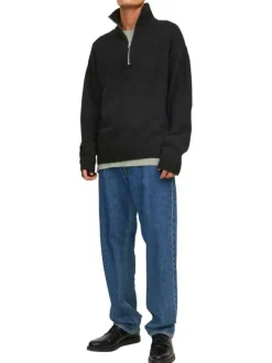 Pull noir uni avec une coupe droite et un col montant zippé
