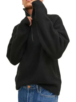 Pull noir uni avec une coupe droite et un col montant zippé