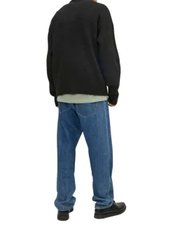 Pull noir uni avec une coupe droite et un col montant zippé