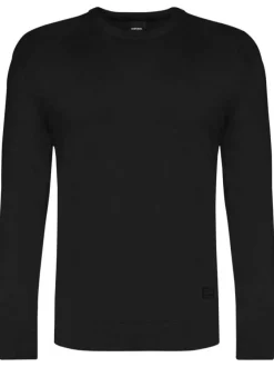 Pull noir uni avec une coupe droite un col rond et des manches longues