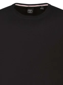 Pull noir uni avec une coupe droite, un col rond et des manches longues