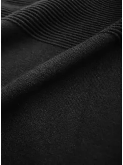 Pull noir uni avec une coupe droite un col rond et à manches longues
