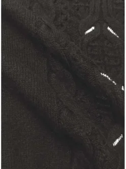 Pull noir uni avec une coupe droite un col rond large et à bijoux sur le flanc
