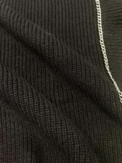 Pull noir uni avec une coupe droite un col v et des manches longues