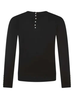 Pull noir uni avec une coupe près du corps et des manches longues