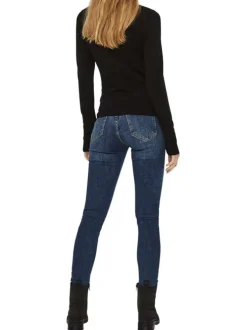 Pull noir uni avec une coupe près du corps et un col roulé