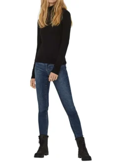 Pull noir uni avec une coupe près du corps et un col roulé