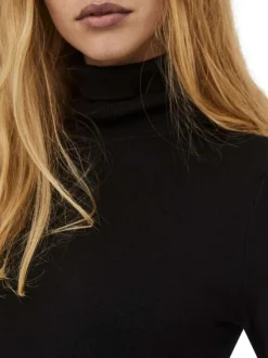 Pull noir uni avec une coupe près du corps et un col roulé