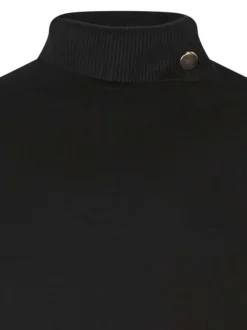 Pull noir uni avec une coupe près du corps et un col roulé bord côtes