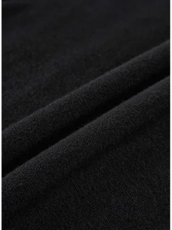 Pull noir uni avec une coupe près du corps un col montant et des épaulettes