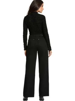 Pull noir uni coupe ajustée avec un col montant et des manches longues