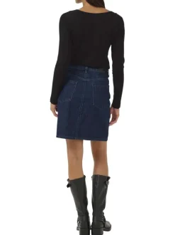 Pull noir uni coupe ajustée avec un col rond et des manches longues
