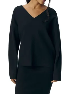 Pull noir uni coupe ample pourvu d'un col v et de manches longues