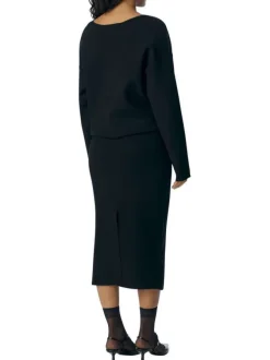 Pull noir uni coupe ample pourvu d'un col v et de manches longues