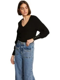 Pull noir uni, coupe droite à col v et à manches longues bouffantes