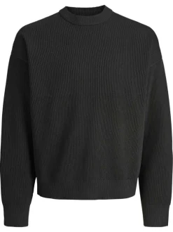 Pull noir uni en maille côtelée avec une coupe droite et un col rond