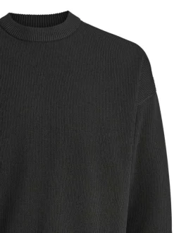 Pull noir uni en maille côtelée avec une coupe droite et un col rond