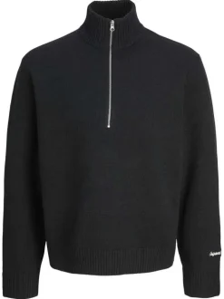 Pull noir uni en maille fine avec un col camionneur et des manches longues
