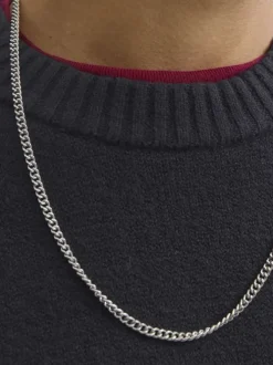 Pull noir uni en maille fine avec une coupe droite et un col rond