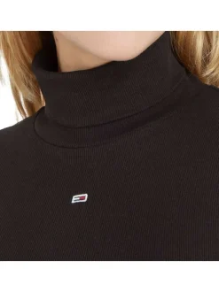 Pull noir uni en maille jersey avec un col roulé et à manches longues