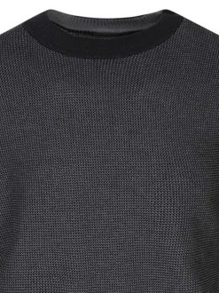 Pull noir uni en mailles fines avec des manches longues et un col rond