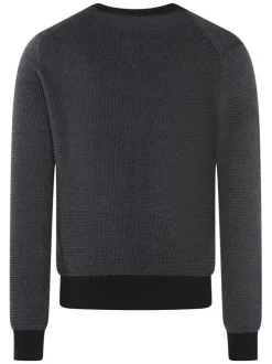 Pull noir uni en mailles fines avec des manches longues et un col rond