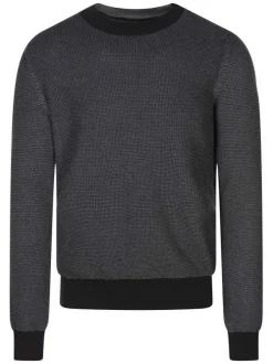 Pull noir uni en mailles fines avec des manches longues et un col rond