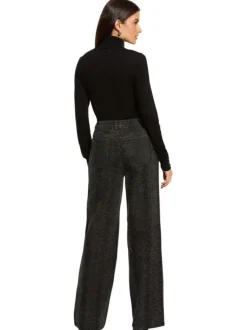 Pull noir uni pourvu d'un col roulé finement côtelé et de manches longues