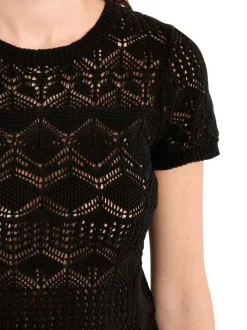 Pull noir uni pourvu d'une coupe ajustée et de manches courtes