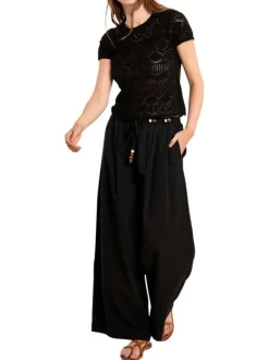 Pull noir uni pourvu d'une coupe ajustée et de manches courtes