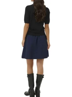 Pull noir uni pourvu d'une coupe ajustée et de manches courtes