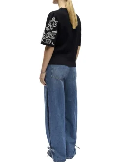 Pull noir uni pourvu d'une coupe droite et de manches courtes