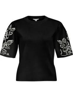 Pull noir uni pourvu d'une coupe droite et de manches courtes