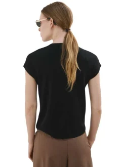 Pull noir uni pourvu d'une coupe droite et de manches courtes