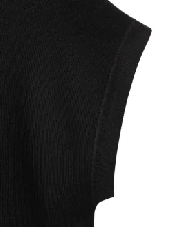 Pull noir uni pourvu d'une coupe droite et de manches courtes