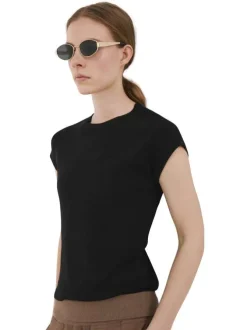 Pull noir uni pourvu d'une coupe droite et de manches courtes