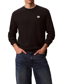 Pull noir uni texturé avec un petit patch brodé et à col rond