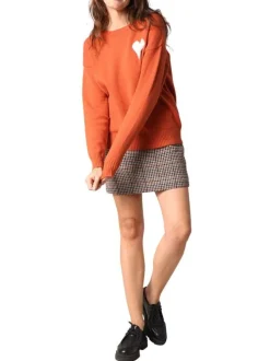 Pull orange avec un motif contrasté pourvu d'un col v et de manches longues