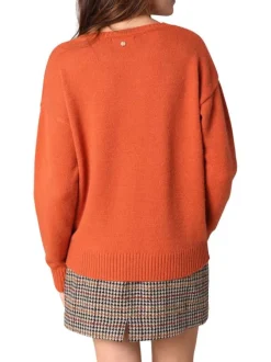 Pull orange avec un motif contrasté pourvu d'un col v et de manches longues