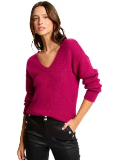 Pull prune uni avec une coupe à droite col v et des manches longues
