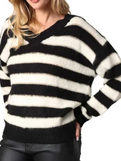 Pull rayé noir et blanc avec un col v et des manches longues