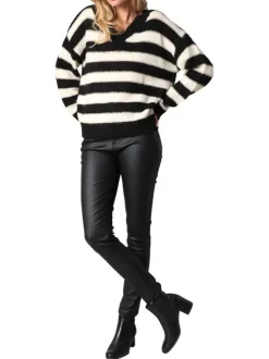 Pull rayé noir et blanc avec un col v et des manches longues