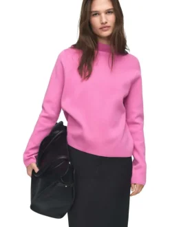 Pull rose basic uni fin avec un col montant et une coupe droite