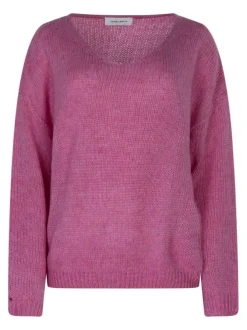 Pull rose à coupe ample pourvu d'un col arrondi et de manches longues