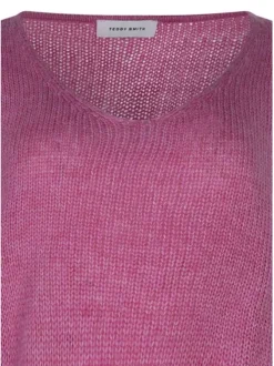 Pull rose à coupe ample pourvu d'un col arrondi et de manches longues