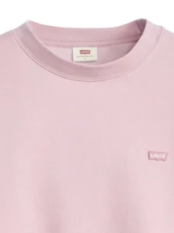 Pull rose à coupe droite pourvu d'un col rond et de manches longues