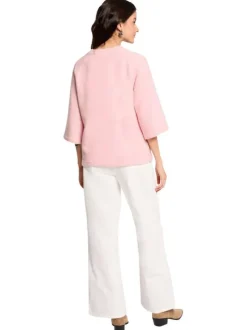 Pull rose à coupe évasée pourvu d'un col rond et de manches 3/4