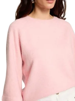 Pull rose à coupe évasée pourvu d'un col rond et de manches 3/4
