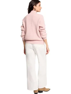 Pull rose côtelé pourvu d'un col montant et de manches longues