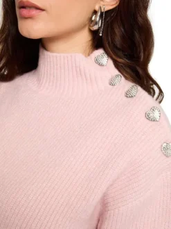 Pull rose côtelé pourvu d'un col montant et de manches longues